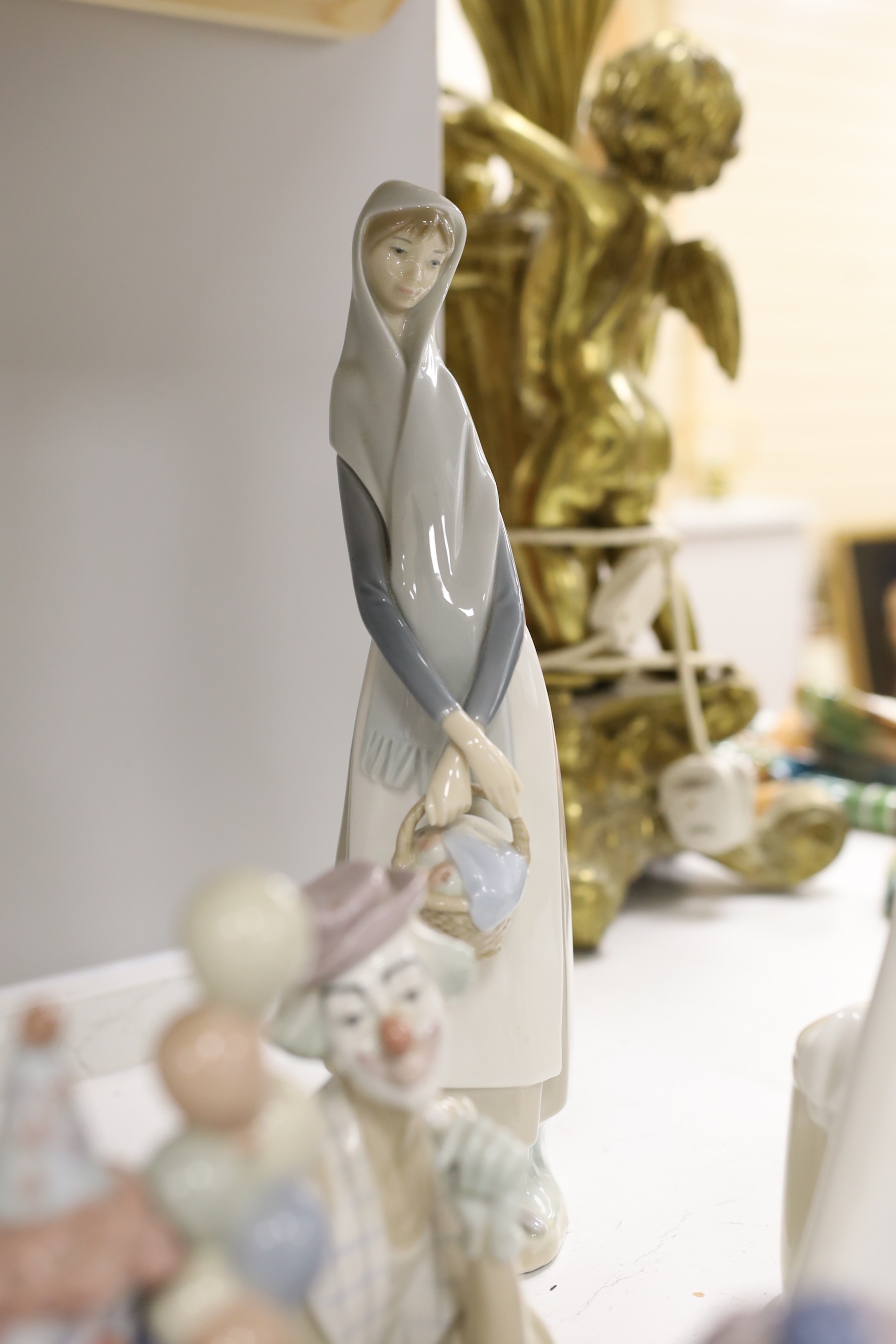 A group of Lladro and Lladro type figures (9)